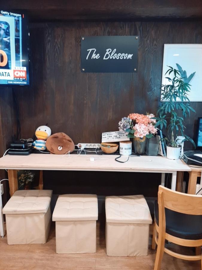 The Blossom Yeonnam Guesthouse Сеул Экстерьер фото